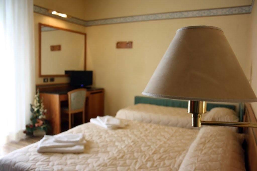 Hotel Marina Bay Rimini Esterno foto